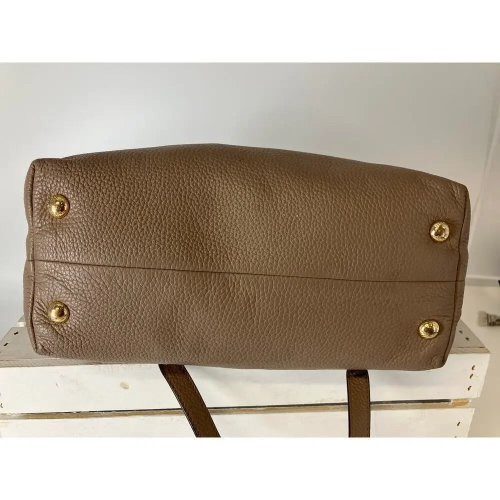 MICHAEL KORS, LARGE TAUPE PEBBLED LEATHER SHOULDER BAG